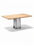 **Eettafel met houten blad en metalen basis**
